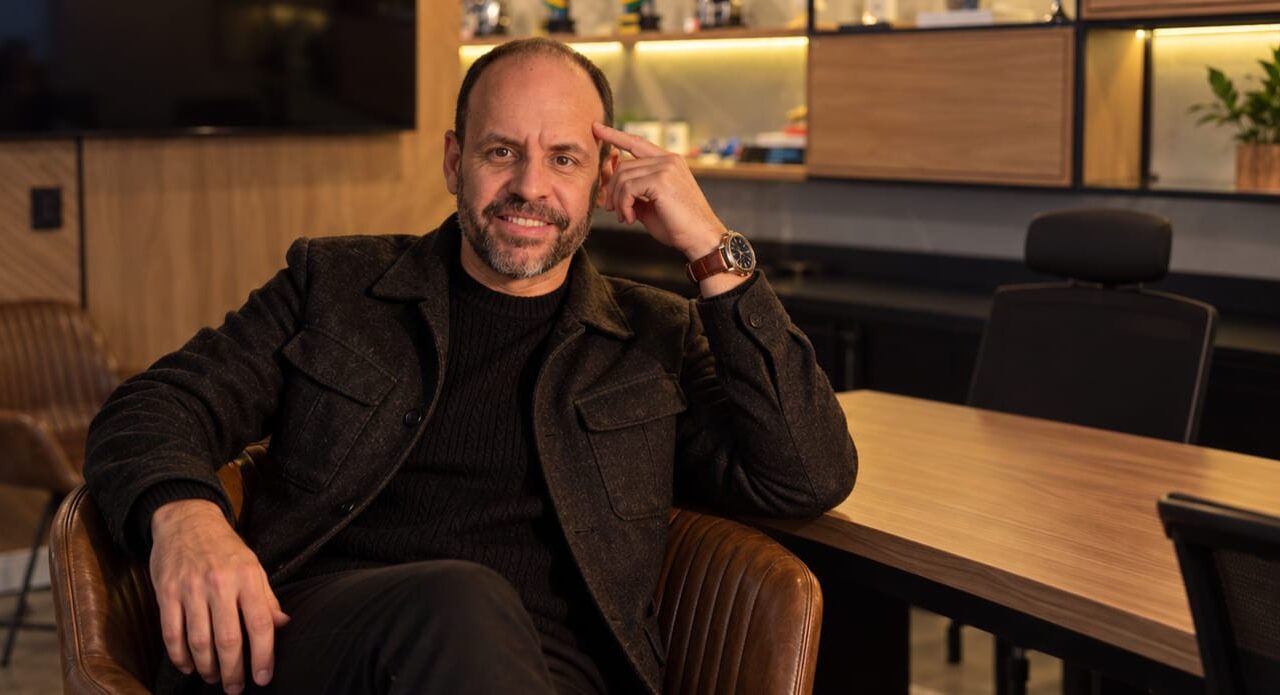 Hugo Belo, CEO e sócio co-fundador da 4Selet, fintech de plataforma de pagamento para produtor digital, na sala executiva do escritório da empresa em Goiânia.